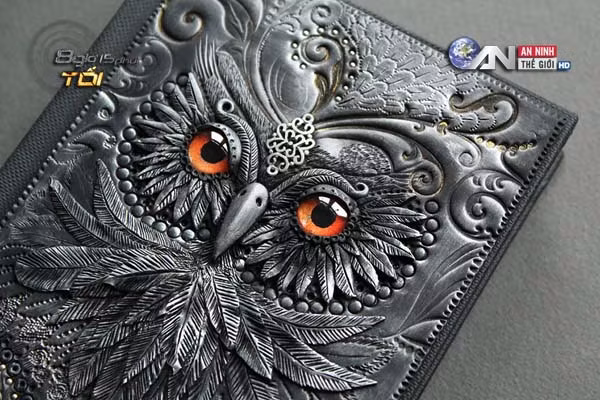 Bìa sách được trang trí cầu kỳ.