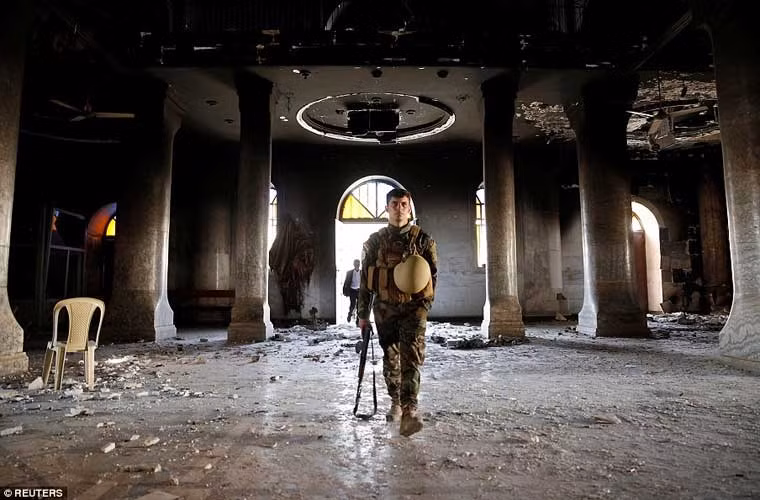 Sàn nhà của nhà thờ vẫn còn nhiều bụi than do nhóm Hồi giáo IS đã châm lửa đốt nơi này khi chúng tháo chạy.