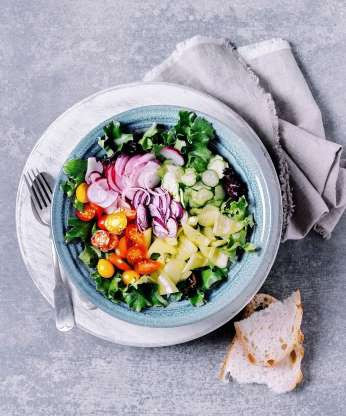 Thiếu chất béo lành mạnh: Ăn quá ít chất béo hoặc ăn bất cứ món gì không béo có thể sẽ khiến bạn đói hơn vì chất béo là yếu tố làm bạn no. Hãy thêm vào thực đơn một lượng chất béo lành mạnh như bơ, cá, dầu ô liu, cùng một ít quả hạch và các loại hat, hay bơ thực vật...