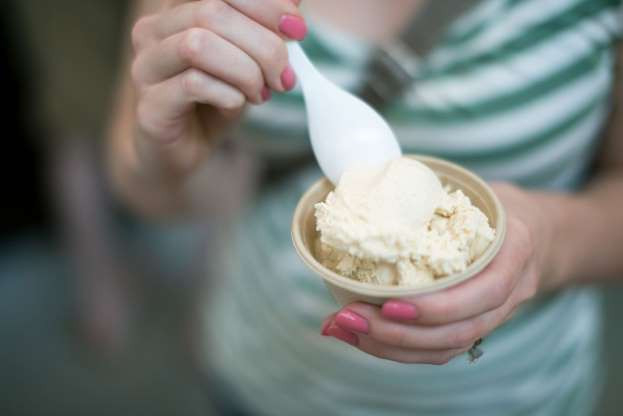 Ăn thực phẩm ăn kiêng: Dù gắn mác “ít béo”, “không đường” hay “ăn kiêng” không nhất thiết những thực phẩm đó là lành mạnh. Chúng có thể ít calorie hơn nhưng lại thường chứa các chất bảo quản, muối và đường để tạo vị. Thay vào đó, hãy ăn các loại trái cây, rau quả, ngũ cốc, các loại hạt thay vì các món đồ ăn vặt có đường.