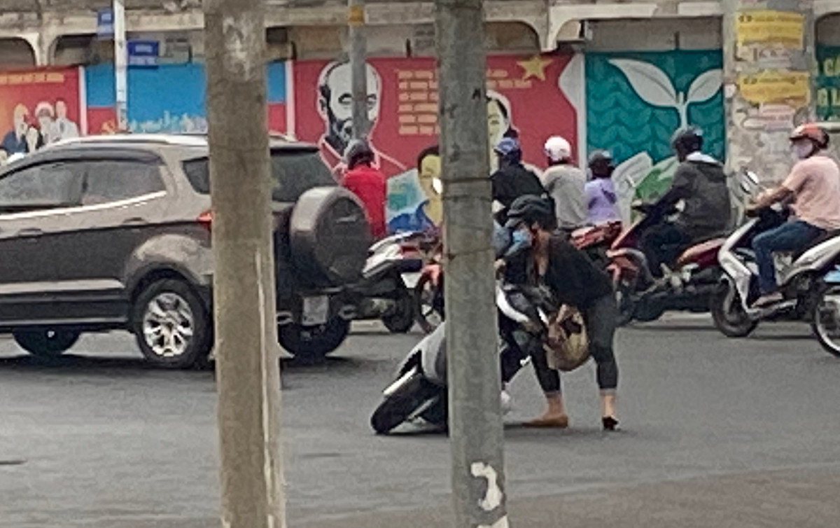 Mua “vang” xoi xa, duong pho Sai Gon thong thoang du gio cao diem-Hinh-5