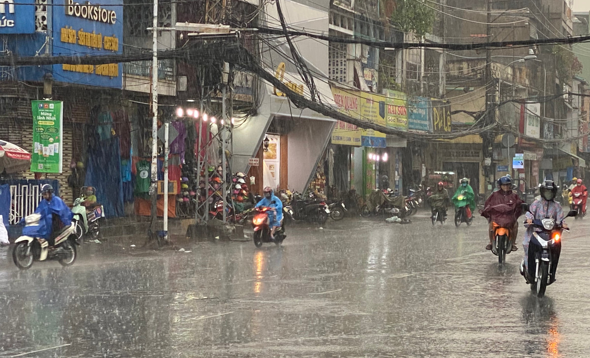 Mua “vang” xoi xa, duong pho Sai Gon thong thoang du gio cao diem
