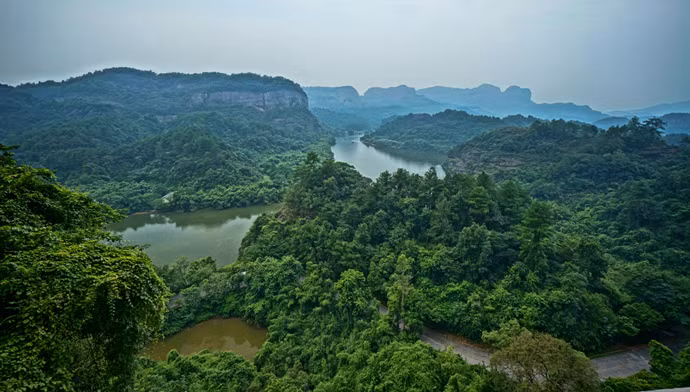 Đứng từ trên ngôi chùa cổ độc đáo nhìn xuống cảnh sắc thiên nhiên hùng vĩ, núi sông uốn lượn hòa quyện thành một dải.