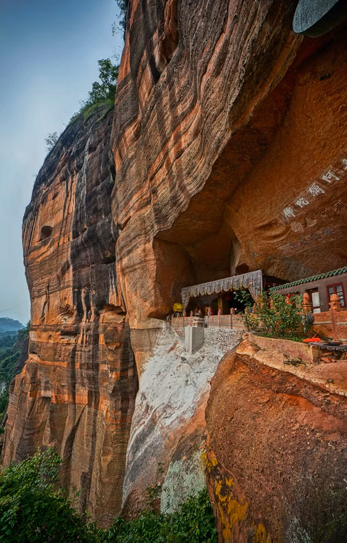 Đây là đạo trường dành cho các nữ tu của Phật giáo. Đầu tiên chùa có tên là Cẩm Thạch, triều Minh Thanh đã được trùng tu mở mang và thỉnh thêm tượng phật và 500 tượng La Hán, hiện ngôi chùa hàng nghìn năm tuổi.