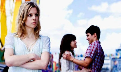 Vợ bắt gặp nhân tình và chồng "tay trong tay" .