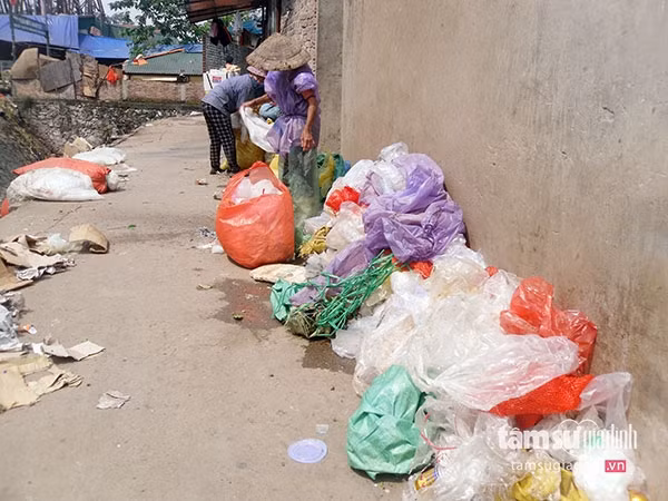 Nguoi dan ba bat hanh bi... 'tho song' suot 32 nam-Hinh-2