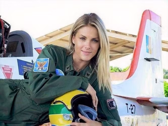 Đại úy Balislava- nữ phi công Nga tham gia dội bom IS ở Syria năm 2015. Ảnh: Không quân Nga