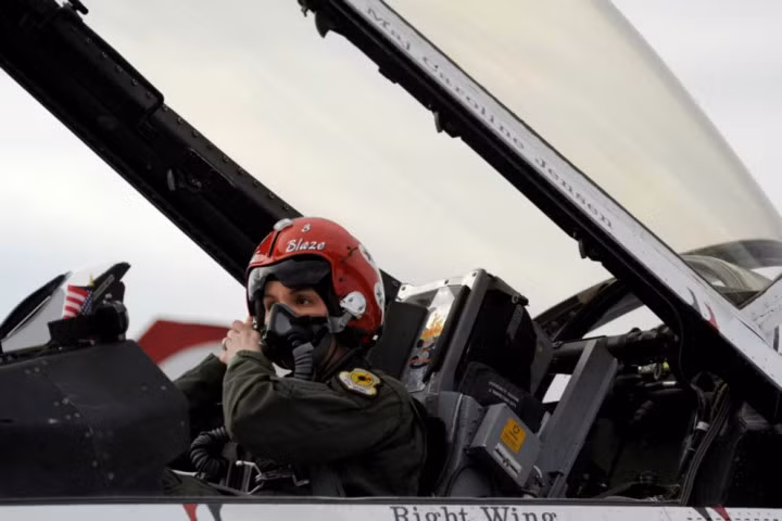 Thiếu tá Caroline Jensen điều chỉnh mặt nạ trước khi lái chiếc Thunderbird 3. Ảnh: Không quân Mỹ