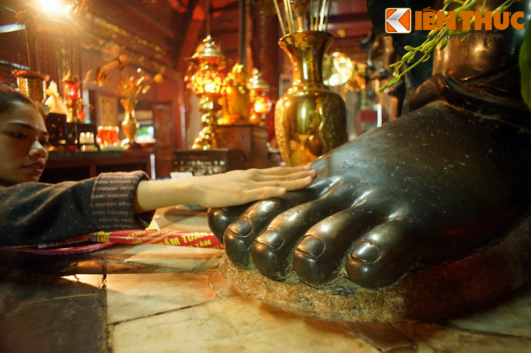 Tượng Huyền Thiên Trấn Vũ của đền Quán Thánh cũng nổi tiếng về sự linh thiêng. Ai đi lễ ở đền cũng sờ vào các ngón chân của tượng để lấy lộc.