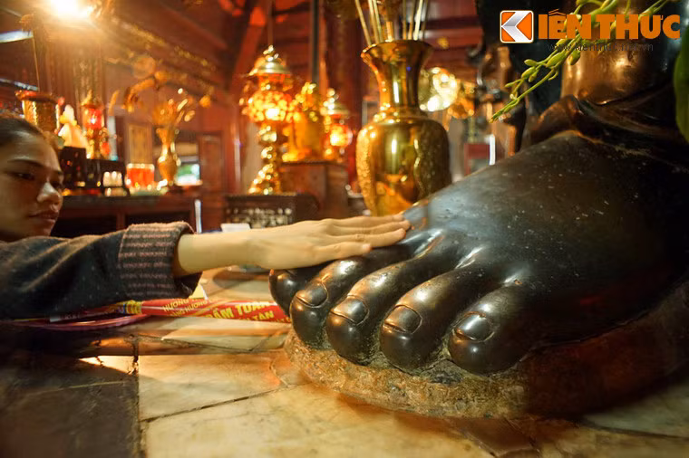 Tượng Huyền Thiên Trấn Vũ của đền Quán Thánh cũng nổi tiếng về sự linh thiêng. Ai đi lễ ở đền cũng sờ vào các ngón chân của tượng để lấy lộc.