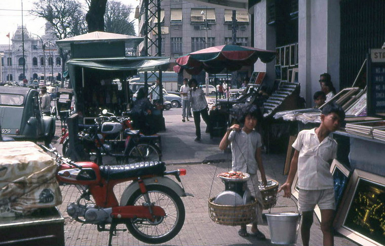 Trẻ em bán hàng rong trên vỉa hè đại lộ Nguyễn Huệ năm 1968. Ảnh: John F. Cordova.