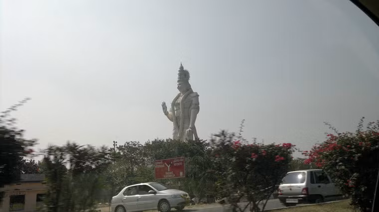 Không chí có mặt ở Ấn Độ, các tượng đài thần khỉ Hanuman còn được xây dựng ở những cộng đồng Hindu giáo lớn tại nhiều quốc gia trên thế giới.