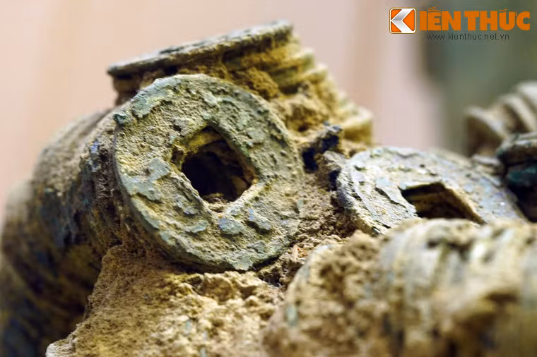 Tên gọi của tiền ngũ thù xuất phát từ hai chữ "ngũ thù", đúc trên mặt đồng tiền nhằm thể hiện trọng lượng.