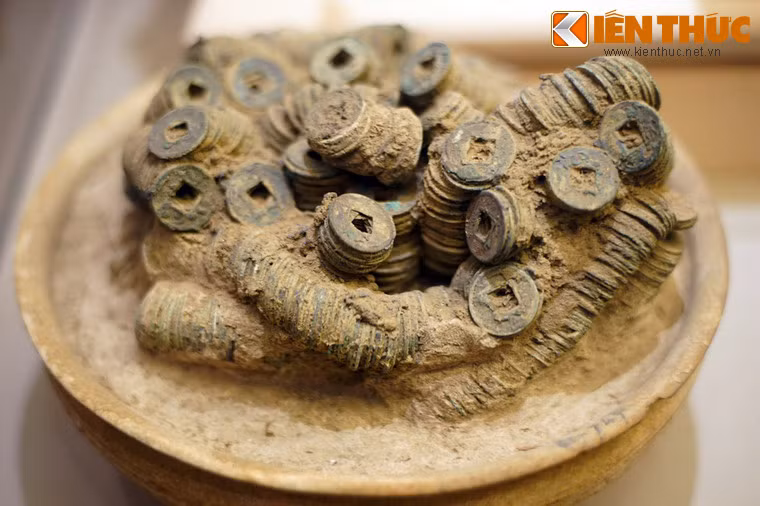 Đáng chú ý trong đó là nhiều chậu lớn chứa hàng chục xâu tiền, trị giá bằng cả một gia tài của người xưa.