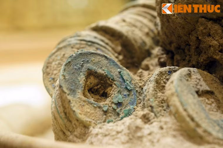 Trong những năm qua, rất nhiều hũ tiền ngũ thù đã được tìm thấy ở Việt Nam. Đây là những vật chứng quan trọng của một giai đoạn lịch sử xa xưa của người Việt.