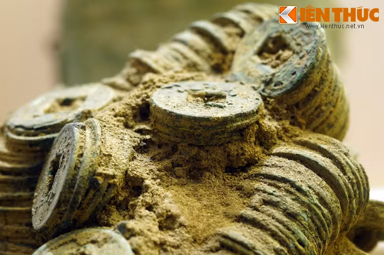 Khi bắt đầu thời kỳ Bắc thuộc, tiền tệ đã du nhập vào đất Việt và từng bước được sử dụng phổ biến.