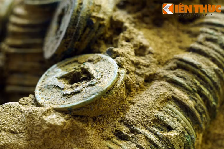 Theo các nhà nghiên cứu, dưới thời Văn Lang và Âu Lạc, Việt Nam chưa có tiền tệ. Trong đời sống kinh tế, việc tiêu dùng được thực hiện qua trao đổi sản phẩm với nhau.