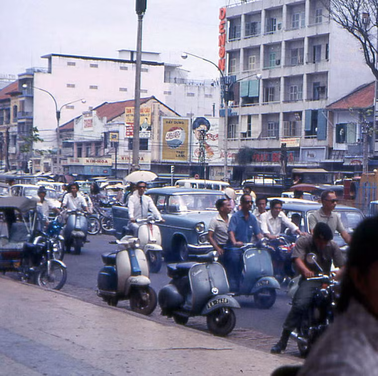 Xe cộ chen chúc trên đại lộ Lê Lợi, 1968. Ảnh: John F. Cordova.