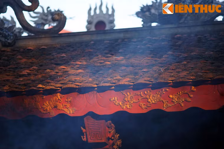 Các mảng chạm khắc trên gỗ của đền Quán Thành có giá trị nghệ thuật cao.