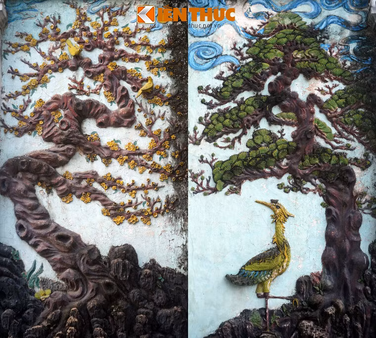 Tranh đắp nổi cây mai và cây tùng hai bên cổng tam quan.