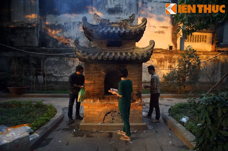 Đền Quán Thánh từng trải qua nhiều đợt trùng tu vào các năm 1618, 1677, 1768, 1836, 1843, 1893, 1941. Diện mạo ngày nay của đền về cơ bản có từ đợt tu sửa vào năm 1836-1838 dưới thời vua Minh Mạng.