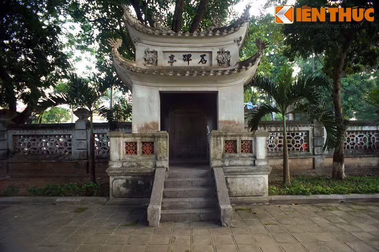 Trong khuôn viên đền còn nhiều công trình khác như nhà bia, nhà tưởng niệm liệt sĩ, nơi hóa vàng...