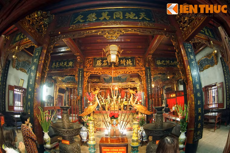 Nhà tiền tế có khám thờ và án thư cùng tượng thờ nghệ nhân đúc tượng Trấn Vũ, Luân Quận Công Vũ Công Chấn.