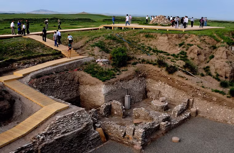 Thành phố này được xây dựng ở phía Bắc Vạn Lý Trường Thành, ngày nay nằm trong khu tự trị Nội Mông của Trung Quốc.