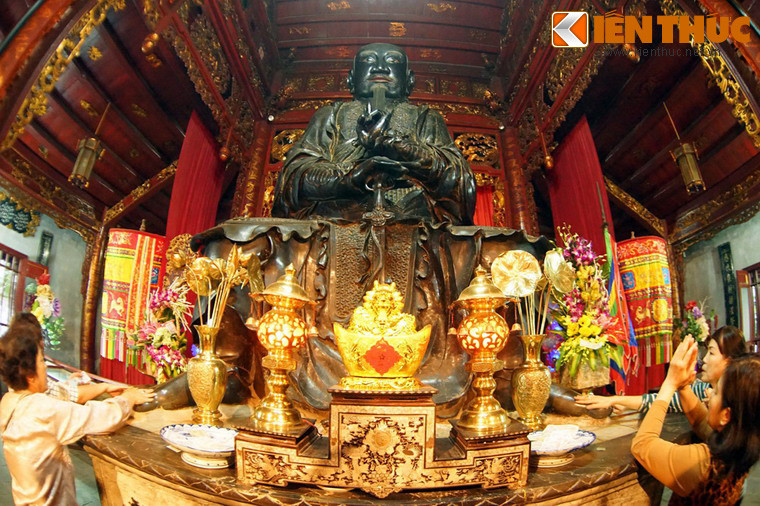 Ngôi chính điện (bái đường) của đền là nơi đặt tượng thần Huyền Thiên Trấn Vũ được đúc bằng đồng đen vào năm 1677, đời Lê Hy Tông. Đây là một công trình nghệ thuật độc đáo, đánh dấu kỹ thuật đúc đồng và tài nghệ của các nghệ nhân Việt Nam cách đây 3 thế kỷ.