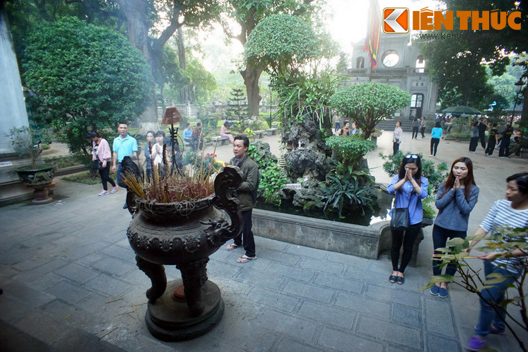 Nằm bên Hồ Tây, Đền Quán Thánh cùng với chùa Kim Liên và chùa Trấn Quốc tạo nên sự hài hoà trong kiến trúc cảnh quan và trong văn hoá tín ngưỡng đối với cả khu vực phía Tây Bắc Hà Nội. Đây cũng là địa danh du lịch nổi tiếng, thu hút nhiều du khách trong và ngoài nước ở thủ đô.