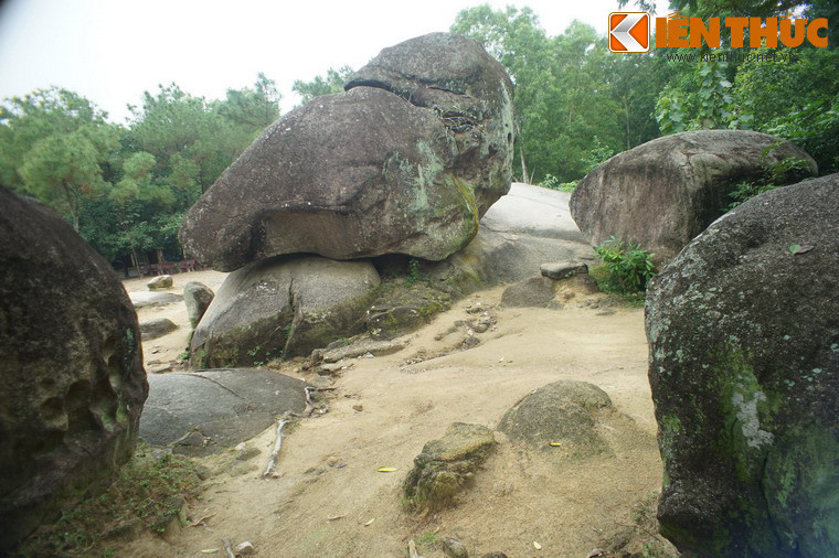 Xung quanh hòn Trống Mái còn nhiều hòn đá nhỏ khác, được dân gian ví với đàn lợn, con mèo, chiếc mâm, bếp núc…