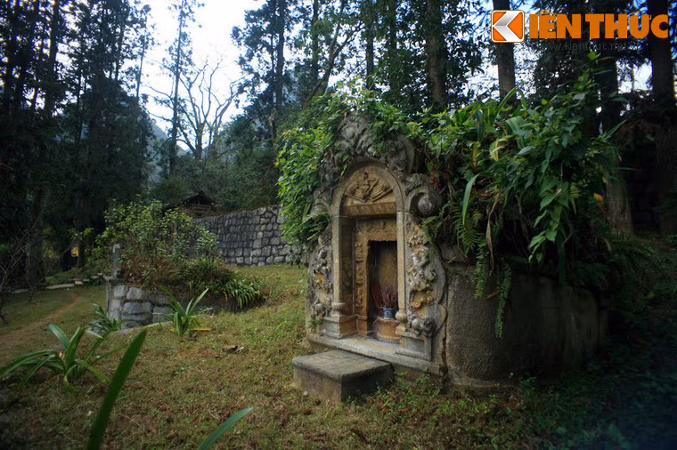 Cạnh mộ Vua Mèo Vương Chí Sình có mộ người vợ thứ ba của ông là bà Trương Mỹ Thuận.