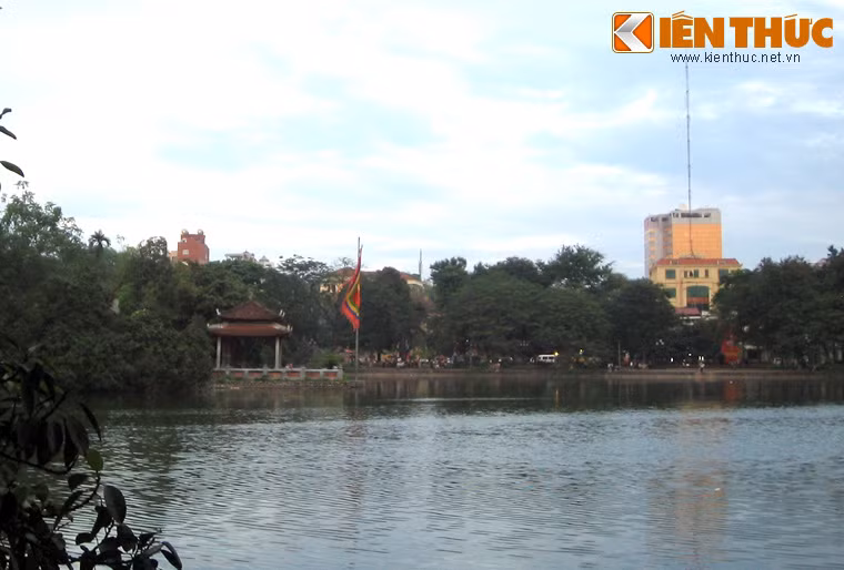 Thấy rùa nổi, hàng trăm người dân đã chen chân ven hồ để ngắm nhìn. Khi đó Hà Nội đang bị Mỹ oanh tạc, việc tụ tập thành đám đông là điều nguy hiểm, nên công an khu vực ngay lập tức đến giải tán đám đông.