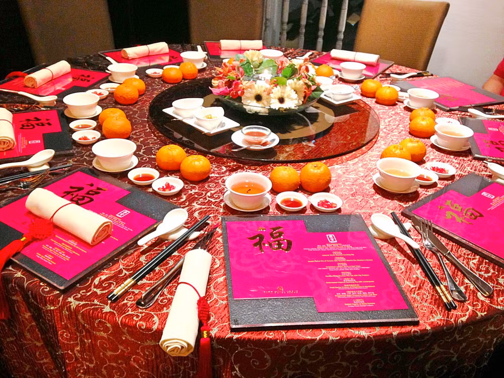 Trong ngày Tết, các gia đình Trung Quốc sẽ quây quần bên nhau thưởng thức những món ăn truyền thống được làm để thờ cúng tổ tiên. Thực đơn ngày Tết của người Trung Quốc đa phần là các loại bánh, trong đó đáng chú ý có bánh tổ được làm từ gạo nếp loại tốt, cùng với đường và một chút gừng tươi. Ngoài ra, trên bàn tiếp khách luôn có một khay bánh mứt kẹo đầy ắp.