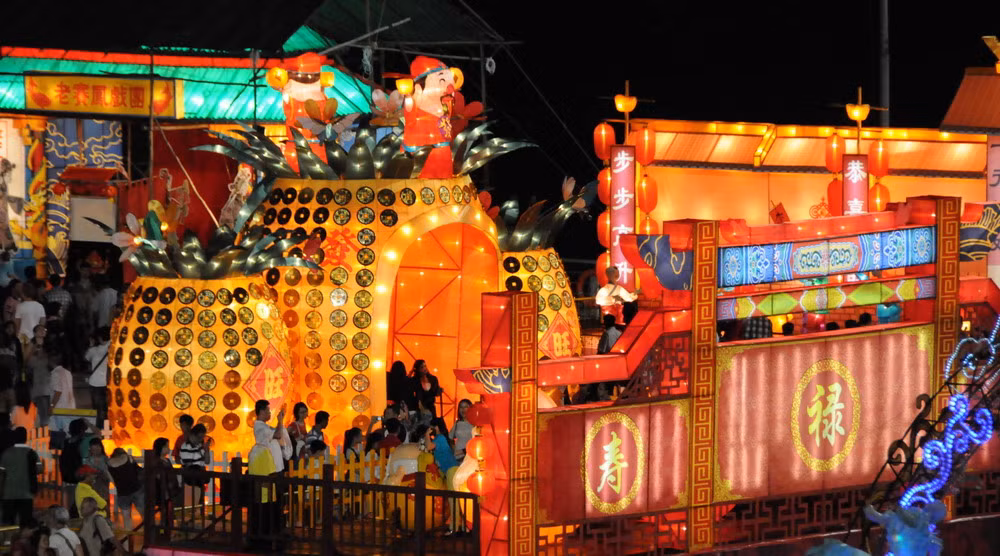 Với 75% dân số gốc Hoa, Singapore cũng là quốc gia đón năm mới theo lịch Âm. Bên cạnh những phong tục giống của Trung Quốc, nét đặc trưng của ngày Tết ở Singapore là những lễ hội hoành tráng. Đầu tiên phải kể đến là Lễ hội hoa đăng diễn ra ở khu Chinatown - trung tâm của Lễ hội Tết Âm lịch ở Singapore.