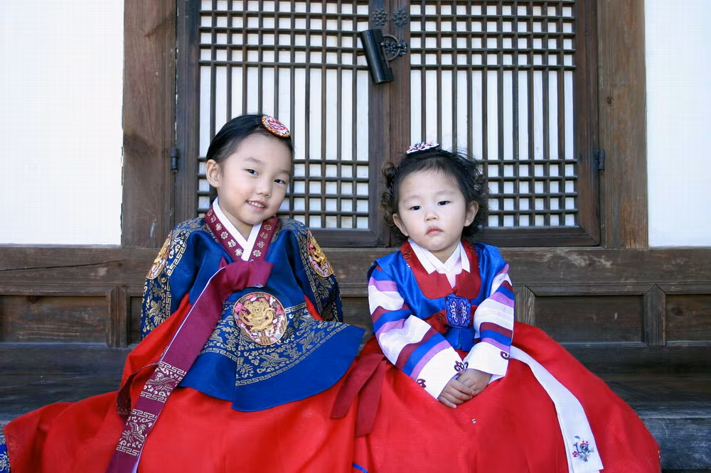 Cả hai miền của bán đảo Triều Tiên đều đón năm mới truyền thống theo Âm lịch với nhiều nét tương đồng. Theo đó, trước Giao thừa, người Triều Tiên sẽ tắm bằng nước nóng để tẩy trần, mặc trang phục truyền thống hanbok hoặc những bộ quần áo đẹp nhất để cử hành nghi lễ thờ cúng tổ tiên. Đêm Giao thừa, họ đốt các thanh tre trong nhà để xua đuổi tà ma và không ngủ vì theo quan niệm truyền thống nếu ngủ thì sáng hôm sau sẽ bị bạc trắng cả lông mi và đầu óc kém minh mẫn khi thức dậy.