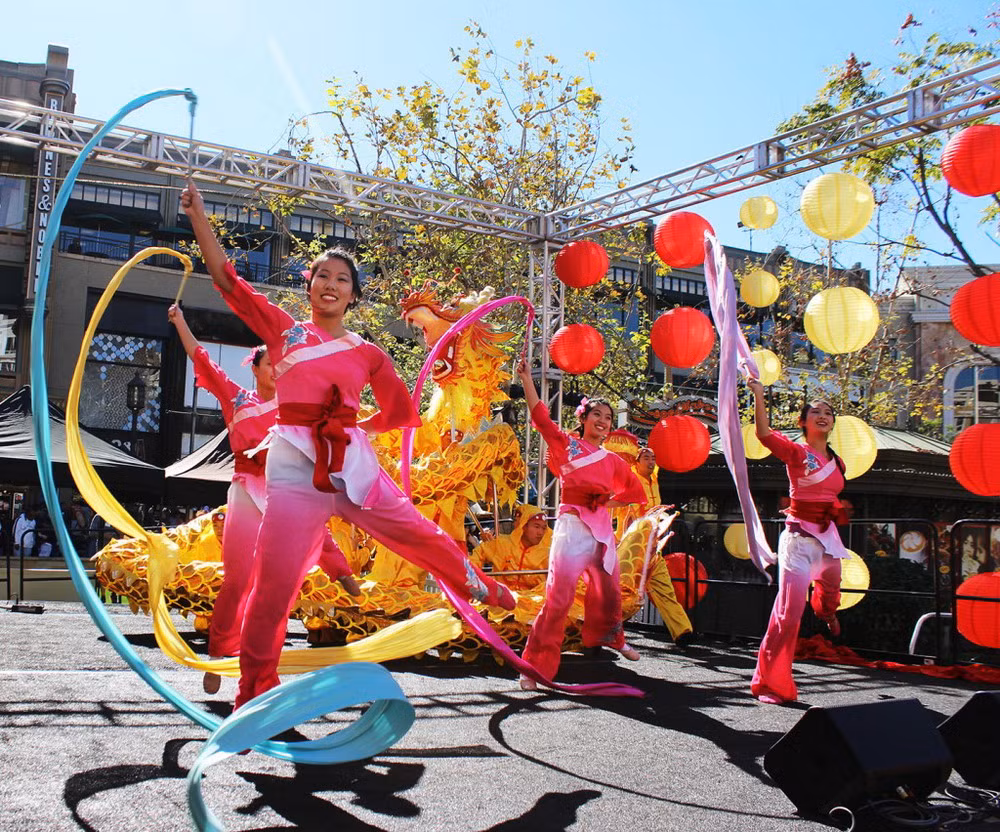Trong những ngày Tết, người Triều Tiên sẽ đi chúc mừng hàng xóm, người thân, đi thăm mộ Tổ tiên và du xuân đến những nơi danh lam, thắng cảnh, lễ hội hoặc tới chùa.