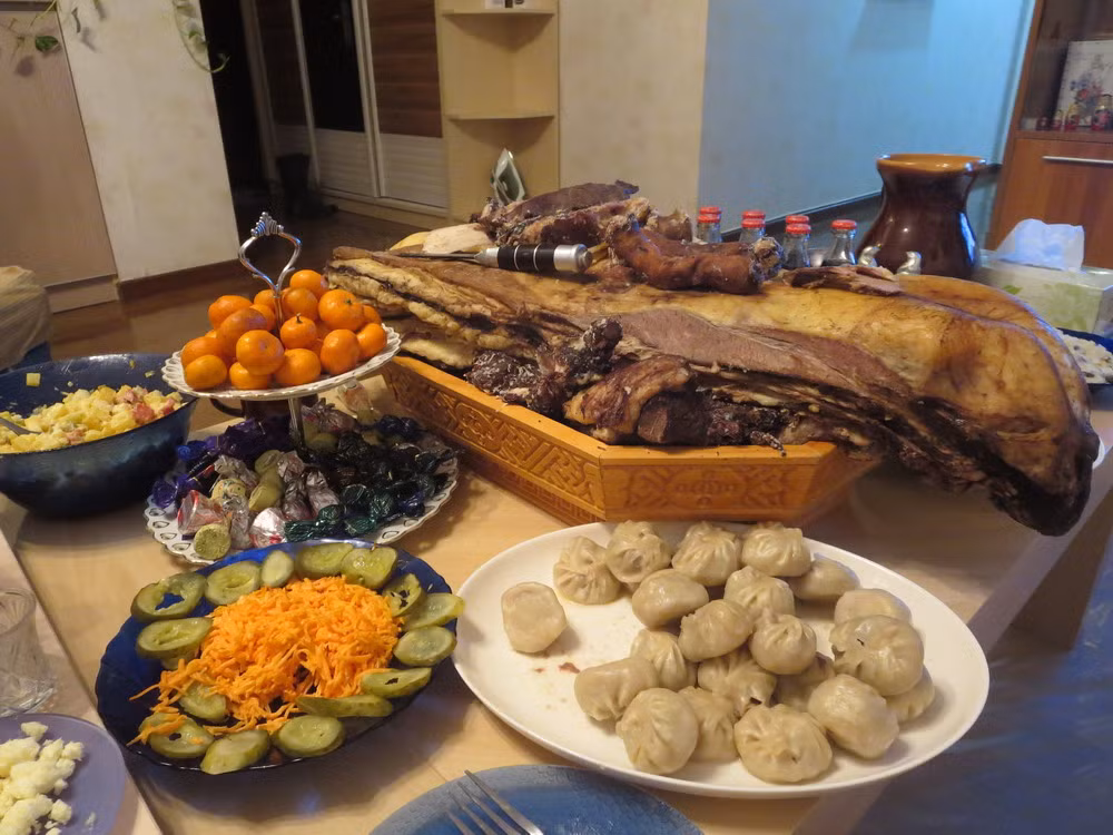 Món ăn truyền thống trong Tết Tsagaan Sar là các sản phẩm làm từ sữa, bánh buuz (giống như bánh bao), thịt cừu, thịt bò, sữa dê, cơm ăn cùng với sữa đông; hay cơm ăn chung với nho khô, thịt cừu nướng, thịt ngựa, bánh buuz, sữa ngựa lên men hoặc rượu vodka trộn sữa.