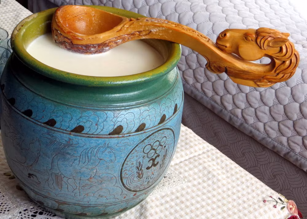 Ở Mông Cổ, năm mới Âm lịch được gọi là Tết tháng trắng (người dân địa phương gọi là Tsagaan Sar). Trong dịp này, mọi người cùng “rửa sạch” cả thể xác lẫn tâm hồn để đón chào khởi đầu mới tốt, đẹp hơn. Nghi thức trước đêm Giao thừa của người Mông Cổ là rửa sạch chén bát với sữa ngựa.