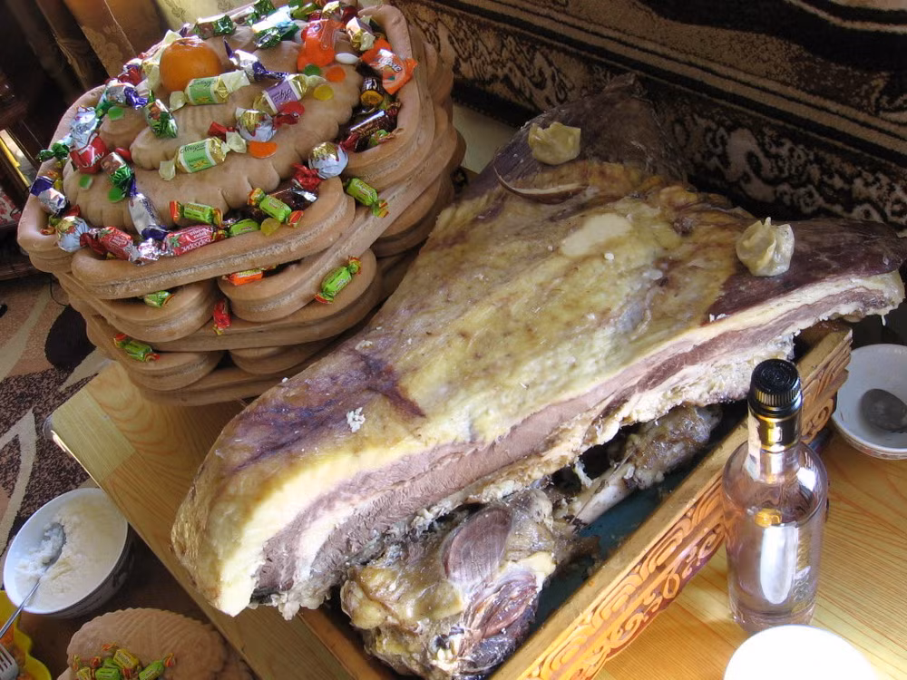 Ngày Tết gặp nhau, người Mông Cổ chúc nhau bằng câu nói: "Chúc cho đàn cừu của bạn béo tốt". Ở đất nước thảo nguyên rộng lớn này, cừu đông hơn người. Hầu hết các món ăn ngày tết của người Mông Cổ đều chế biến từ sữa cừu và trên mâm cỗ lúc nào cũng có thịt cừu nướng.