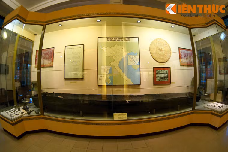 Có niên đại cách ngày nay 2.500 năm, mộ thuyền Việt Khê được đánh giá là ngôi mộ cổ nhất và đẹp nhất của nền văn hóa Đông Sơn. Ngôi mộ hiện được lưu giữ tại Bảo tàng Lịch sử Quốc gia tại Hà Nội.