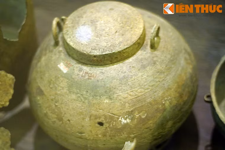 Hiện vật tinh xảo nhất trong mộ là một chiếc thố bằng đồng được trang trí nhiều hoa văn trên thân, phần đáy được tạo tác tinh tế.