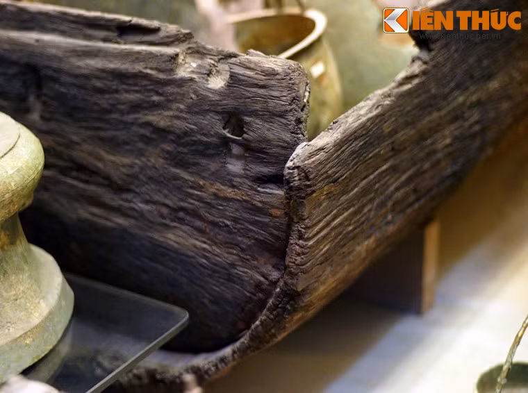 Hai đầu mộ được bịt kín bằng hai mảnh ván hình bán nguyệt. Ở mỗi đầu to mảnh ván này lắp vào đầu quan tài bằng cách buộc dây hoặc tra chốt vào lỗ mộng. Ở đầu nhỏ cũng được lắp tương tự, nhưng được đục một rãnh sâu để kìm mảnh ván cho chắc hơn.