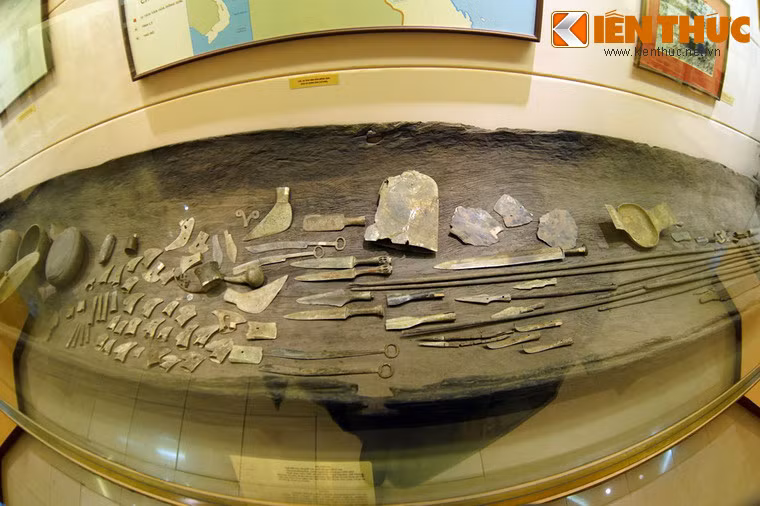 Điều đặc biệt của mộ thuyền Việt Khê là bên trong mộ chứa 107 đồ tùy táng gồm chủ yếu là đồ đồng, một số là đồ gỗ và đồ da có sơn. Đây là kỷ lục về số lượng đồ tùy táng trong một ngôi mộ Đông Sơn, thể hiện đây là ngôi mộ của một nhân vật có thế lực trong xã hội lúc đó.