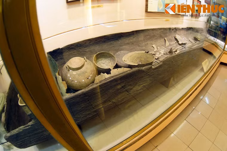 Mộ thuyền Việt Khê được tìm thấy trong một nhóm mộ táng gồm 5 mộ tại công trường đào đất ở thôn Việt Khê, xã Phù Ninh, huyện Thủy Nguyên, thành phố Hải Phòng năm 1961.