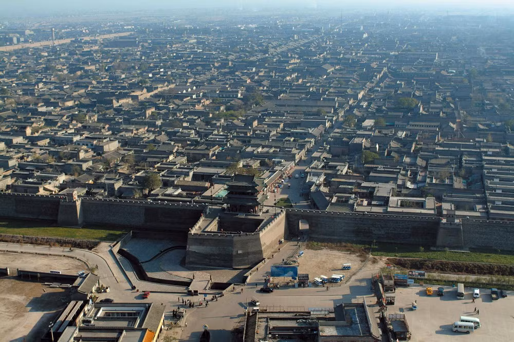 Thành được xây dựng từ thời Tây Chu dưới thời Chu Tuyên Vương (827-782TCN), đến thời Minh Hồng Vũ được trùng tu lại, bọc gạch toàn bộ. Đến thời Thanh, vua Khang Hy ch xây dựng thêm các tòa lầu khiến tòa thành càng thêm hoành tráng.