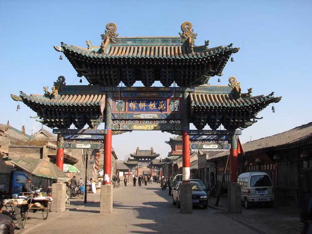 Vào những năm giữa thế kỷ 18 là thời điểm hoạt động thương mại của Sơn Tây sôi nổi và sầm uất nhất. Vào thời gian đó, chỉ riêng thành cổ Bình Dao đã có 18 chợ bán sỉ hoạt động nhộn nhịp trong nội thành.