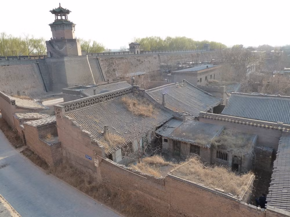 Diện tích trong thành là 2250 km², các đường phố trong thành bố trí theo hình chữ 士. Đường phố theo hướng Nam Bắc chính là trục giữa của thành cổ, cửa Bắc hơi lệch sang hướng Tây.