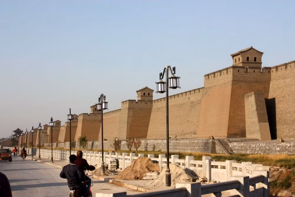 Trên thành cứ cách 50m thì xây một tháp canh, 4 góc thành mỗi góc xây một gác lầu. Phía trên tường thành xẻ 300 cửa và xây 72 tháp canh nhỏ tượng trưng cho 72 hiền nhân của Khổng Tử.