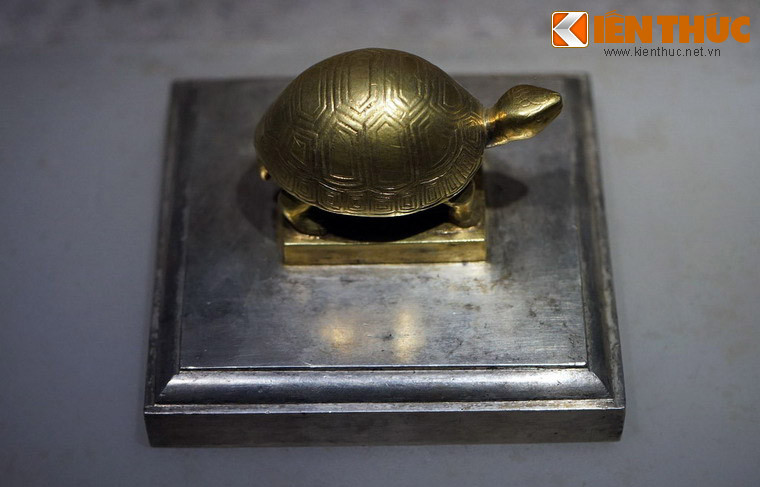 Tượng rùa trên ấn "Quốc mẫu chi bảo" làm bằng bạc và vàng, thời Nguyễn. Với ý nghĩa đã đề cập, rùa cũng được trang trí trên các đồ vật tượng trưng cho sự trường thọ của chủ nhân sử dụng.